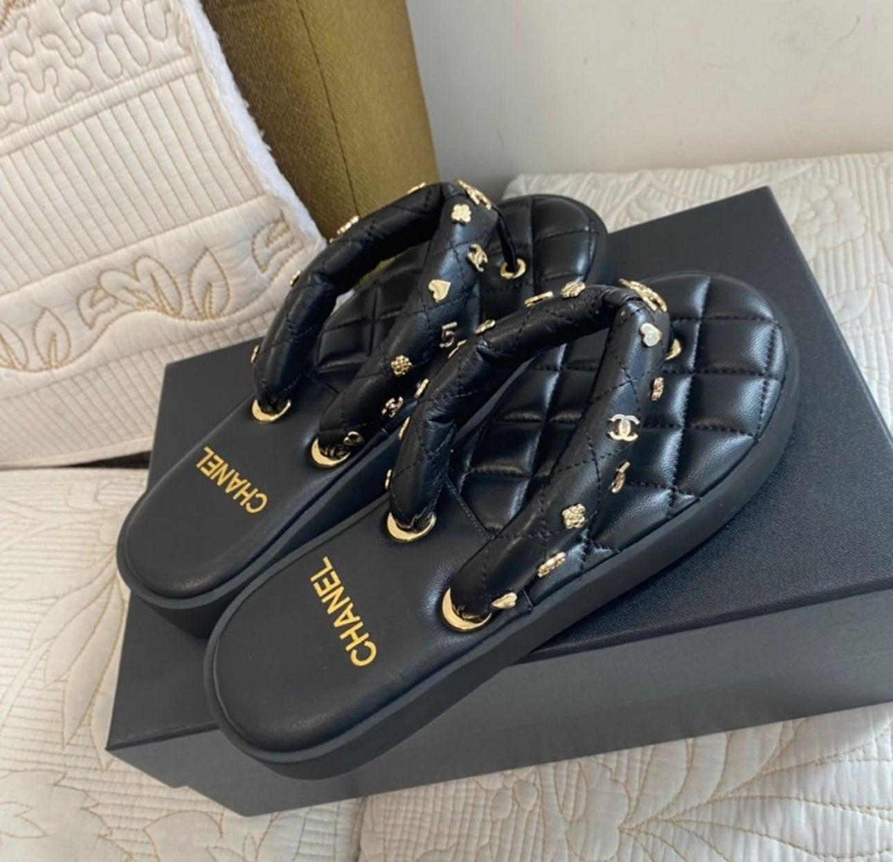 23P Quilted Charms Padded Pool Thong Logo Slide Sandal (2 Colors)