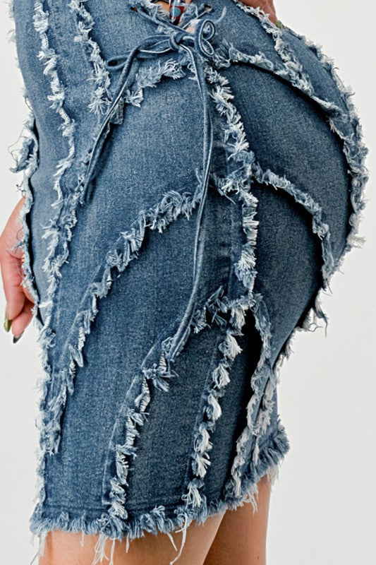 VESTIDO MINI DE DENIM CON LÍNEA DE COSTURA DESGASTADA
