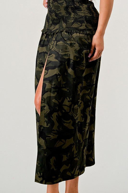 VESTIDO CON ABERTURA FRONTAL Y ESTAMPADO CAMO OSCURO
