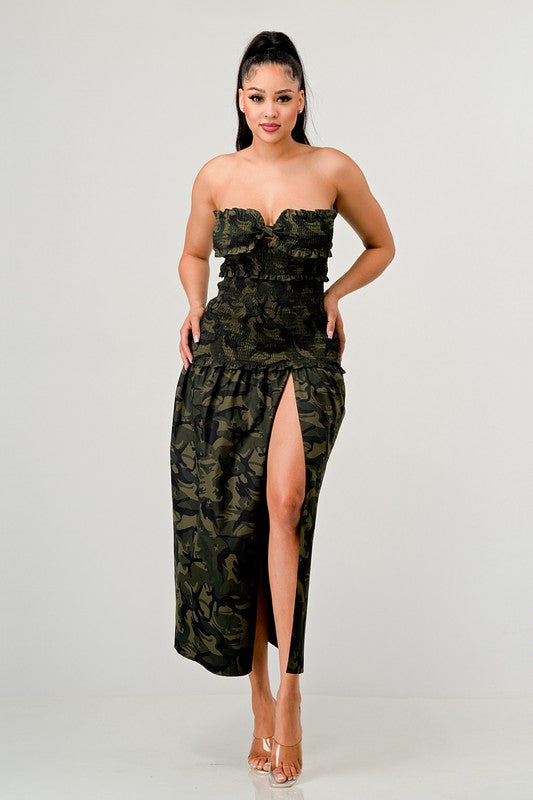VESTIDO CON ABERTURA FRONTAL Y ESTAMPADO CAMO OSCURO