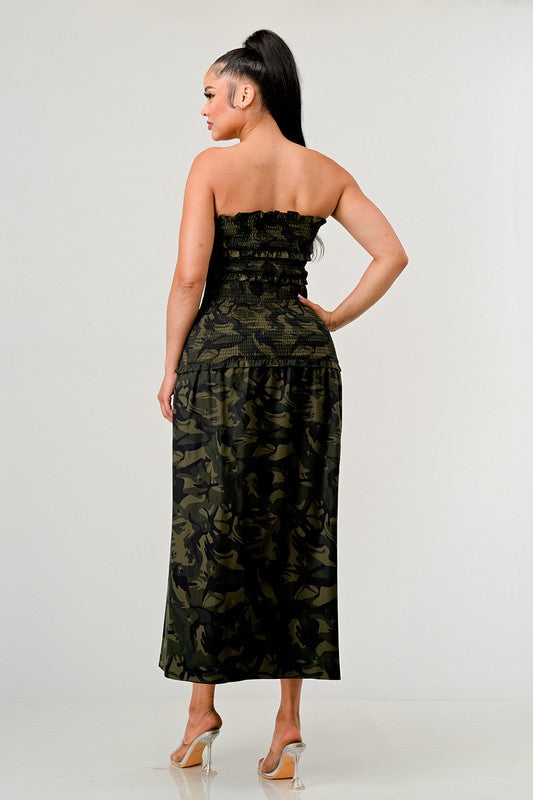 VESTIDO CON ABERTURA FRONTAL Y ESTAMPADO CAMO OSCURO