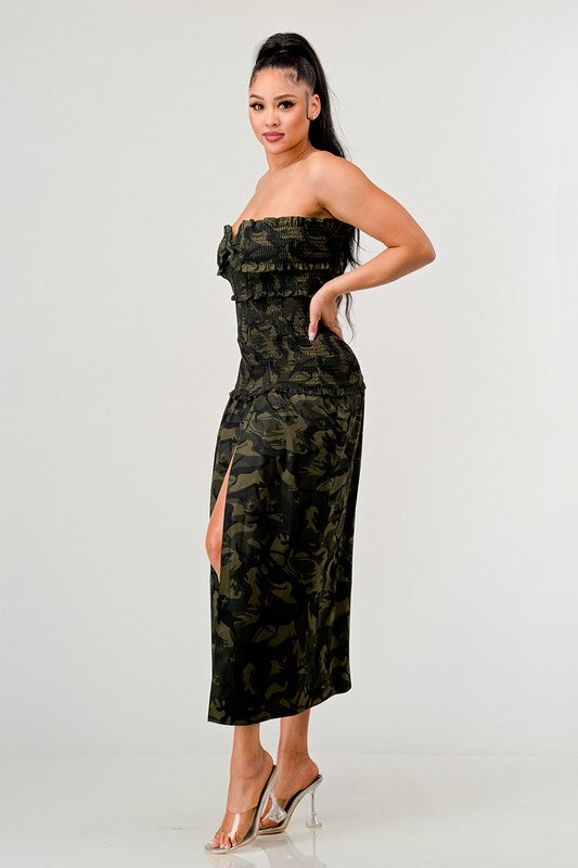 VESTIDO CON ABERTURA FRONTAL Y ESTAMPADO CAMO OSCURO