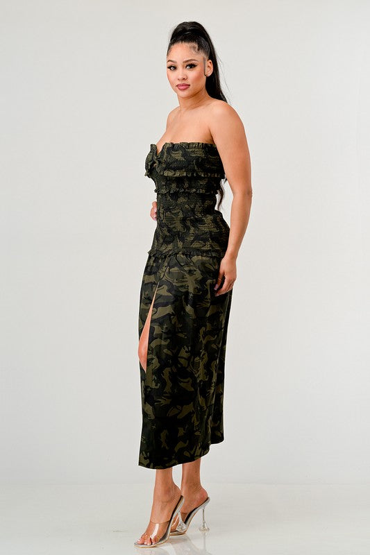 VESTIDO CON ABERTURA FRONTAL Y ESTAMPADO CAMO OSCURO