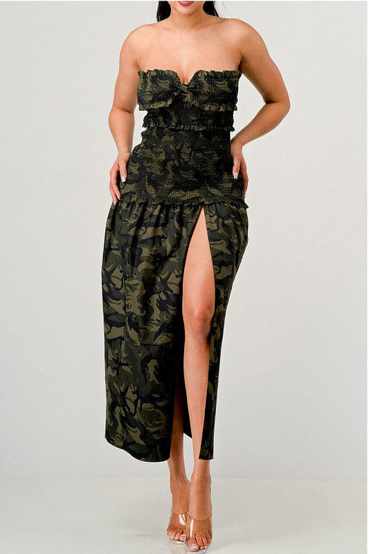VESTIDO CON ABERTURA FRONTAL Y ESTAMPADO CAMO OSCURO