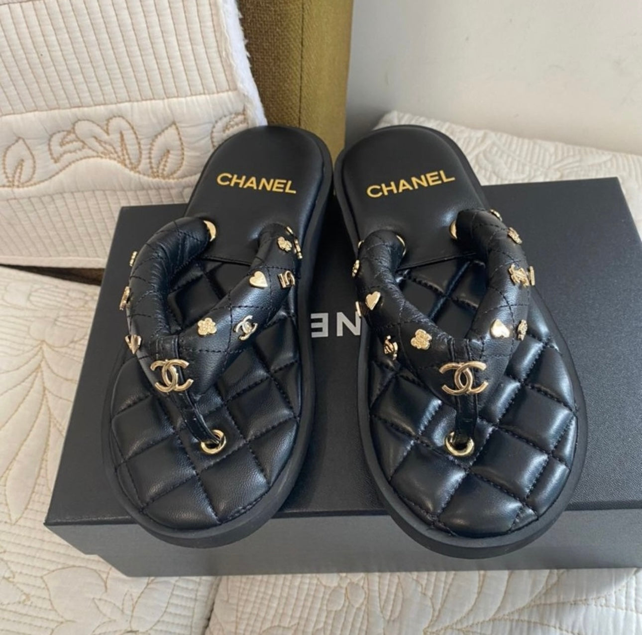 23P Quilted Charms Padded Pool Thong Logo Slide Sandal (2 Colors)