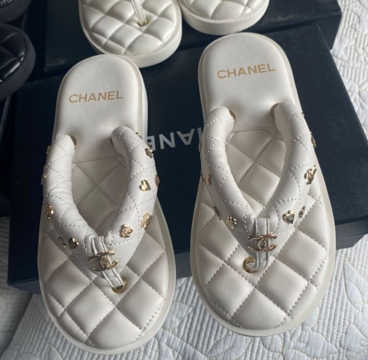 23P Quilted Charms Padded Pool Thong Logo Slide Sandal (2 Colors)