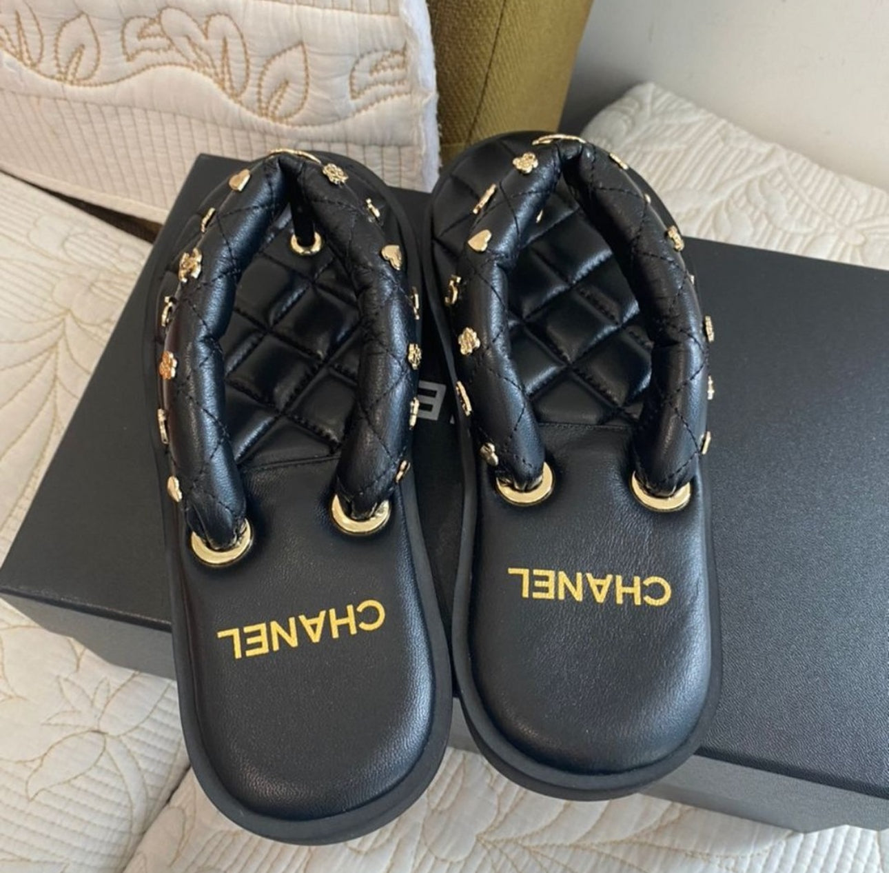 23P Quilted Charms Padded Pool Thong Logo Slide Sandal (2 Colors)