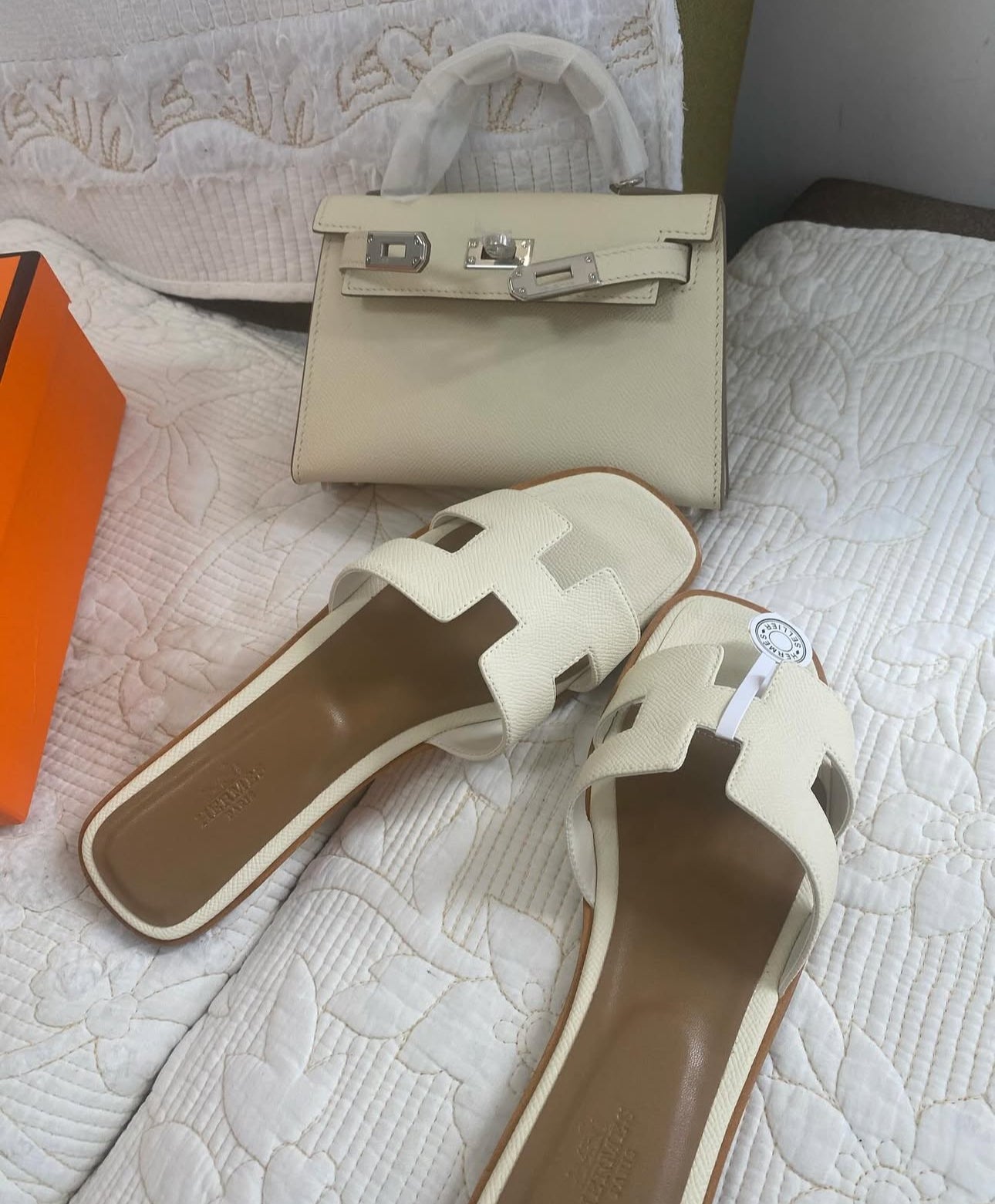 Kelly 20 Bag + White Oran Sandals Set