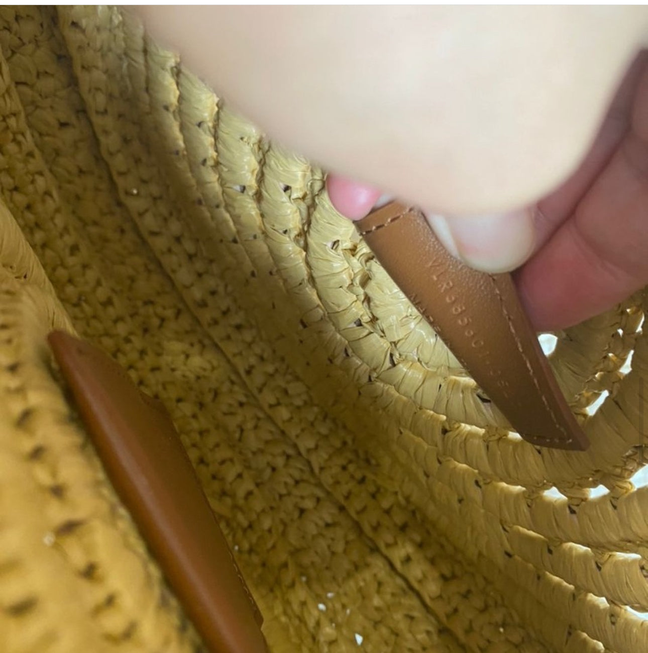 ROUND BAG IN RAFFIA AND VEGETABLE-TANNED LEATHER