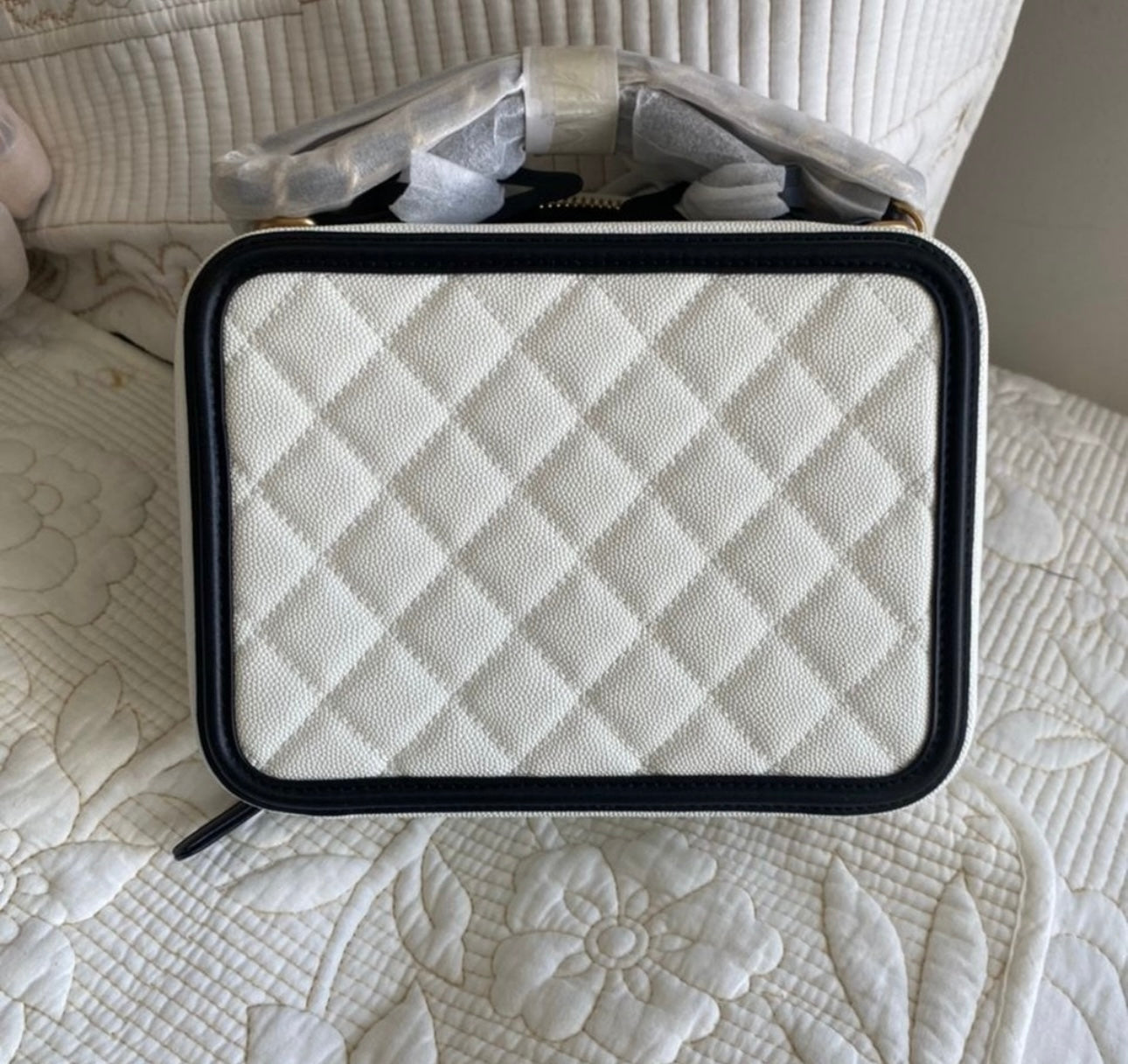 Caviar Quilted Medium CC Filigree Vanity Case Blanc Noir