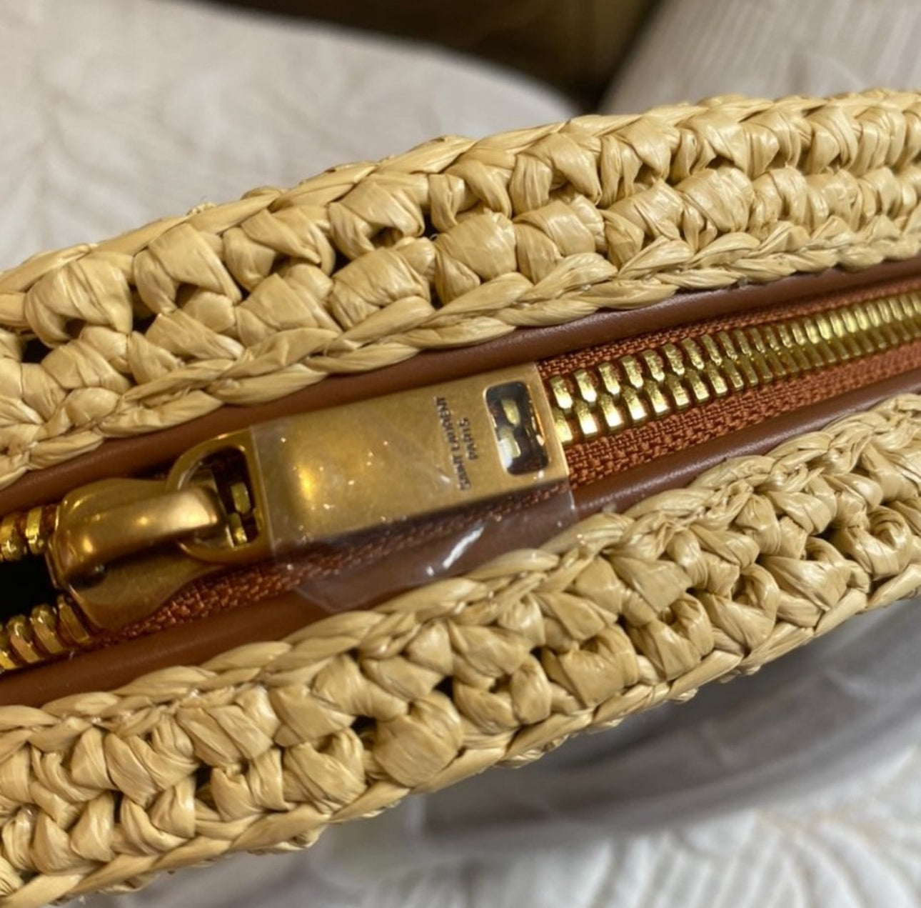 ROUND BAG IN RAFFIA AND VEGETABLE-TANNED LEATHER