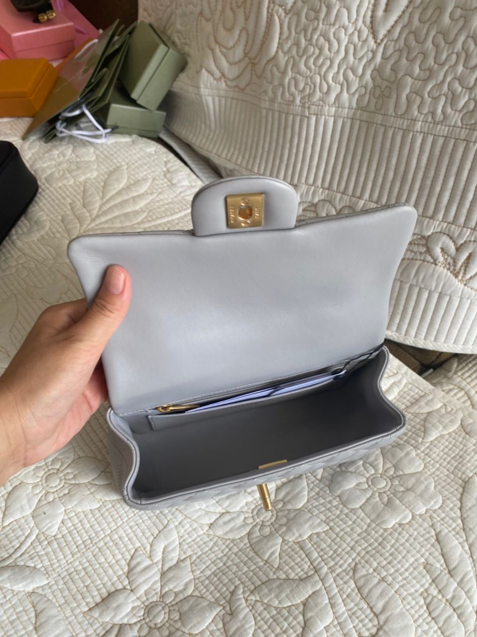 Mini poignée supérieure matelassée en cuir d'agneau à rabat rectangulaire gris