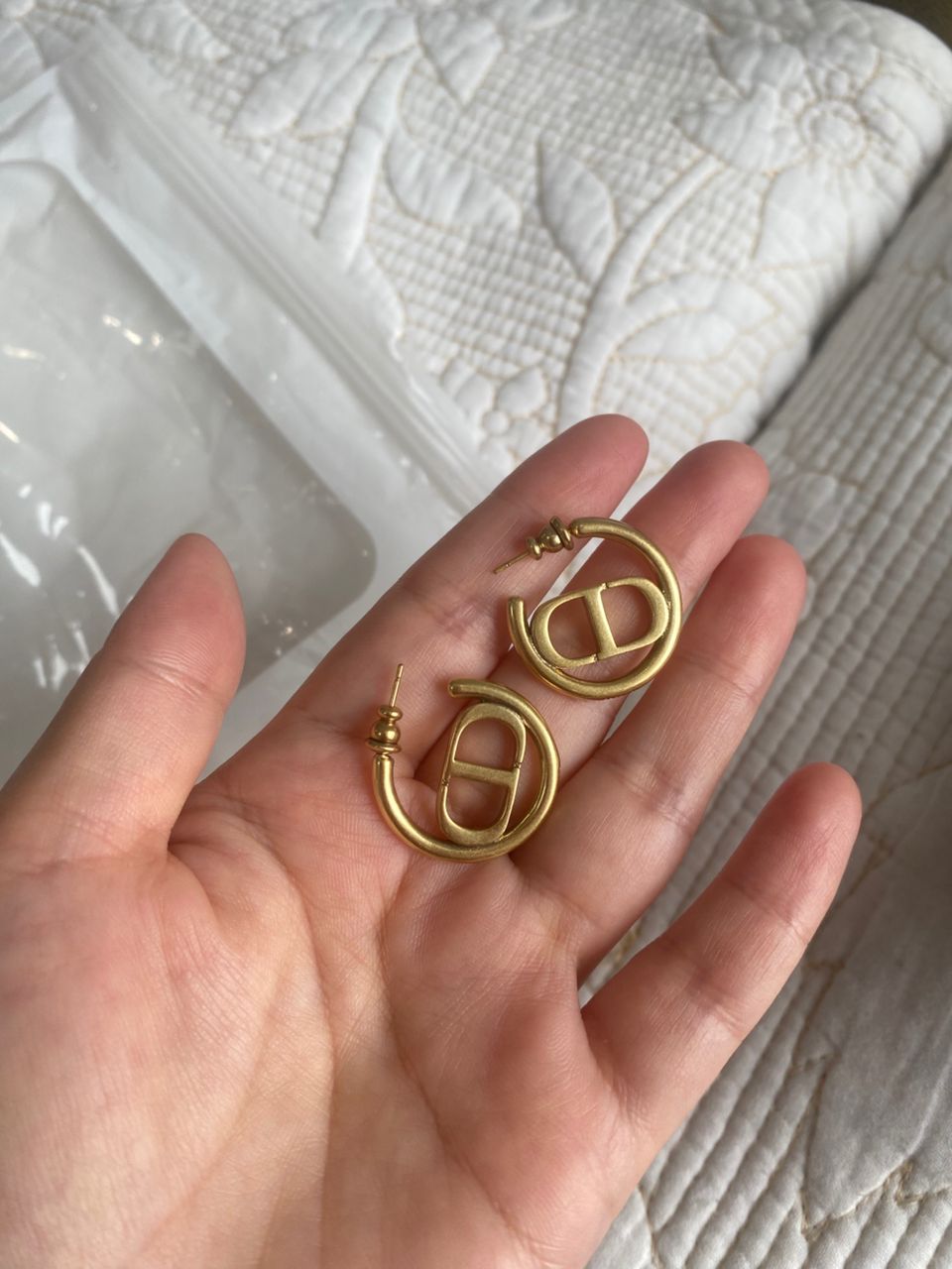 Pendientes de aro con logo CD
