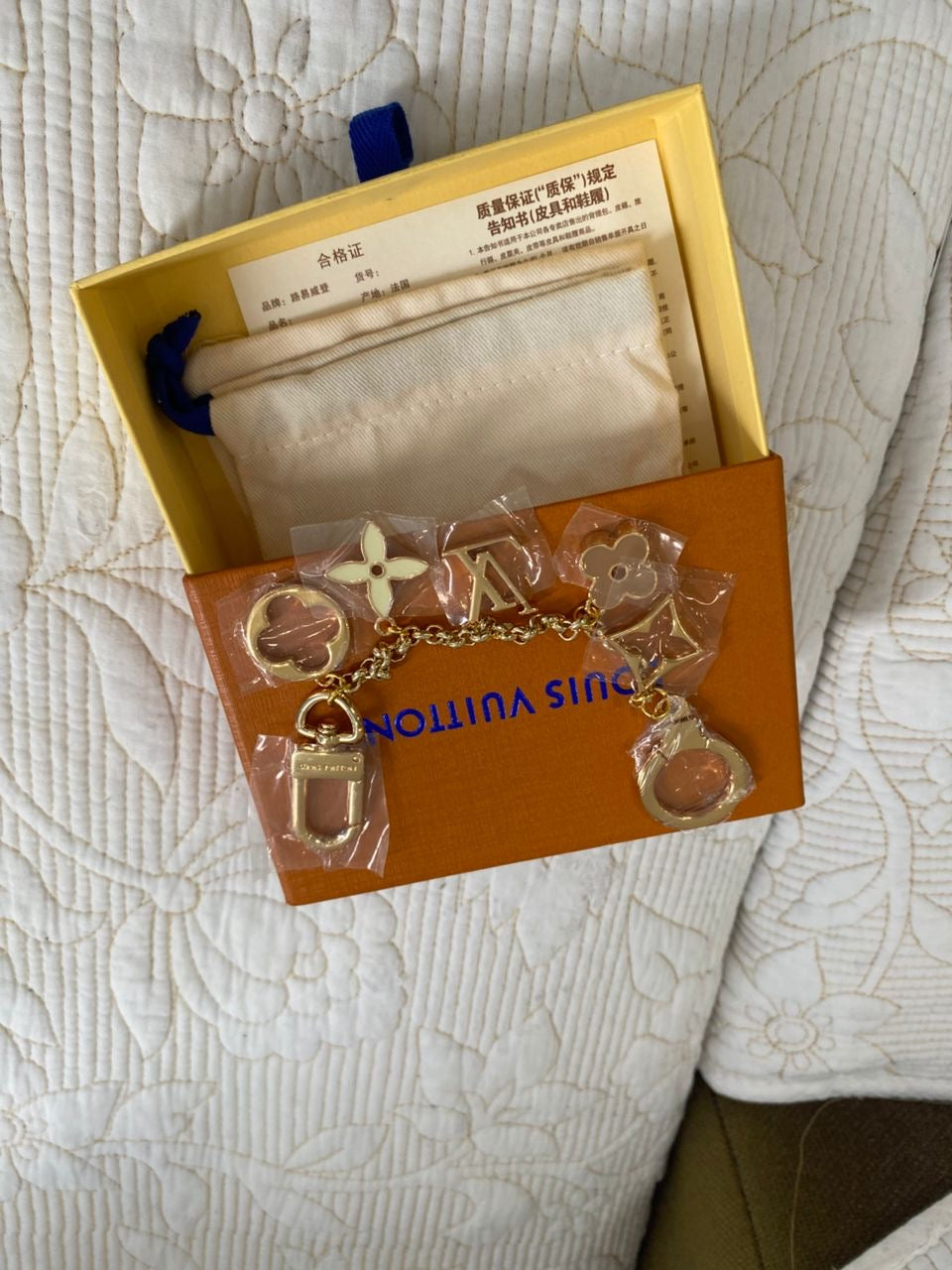 Charm para bolso floreciente