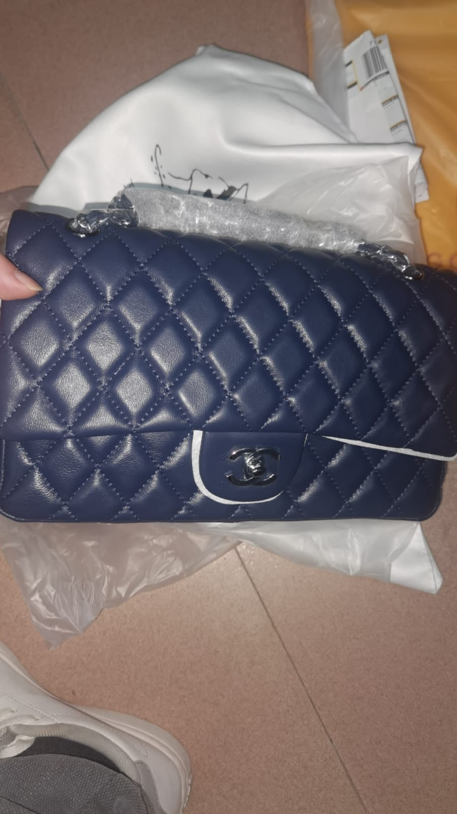 Sac à rabat moyen en cuir d'agneau bleu marine