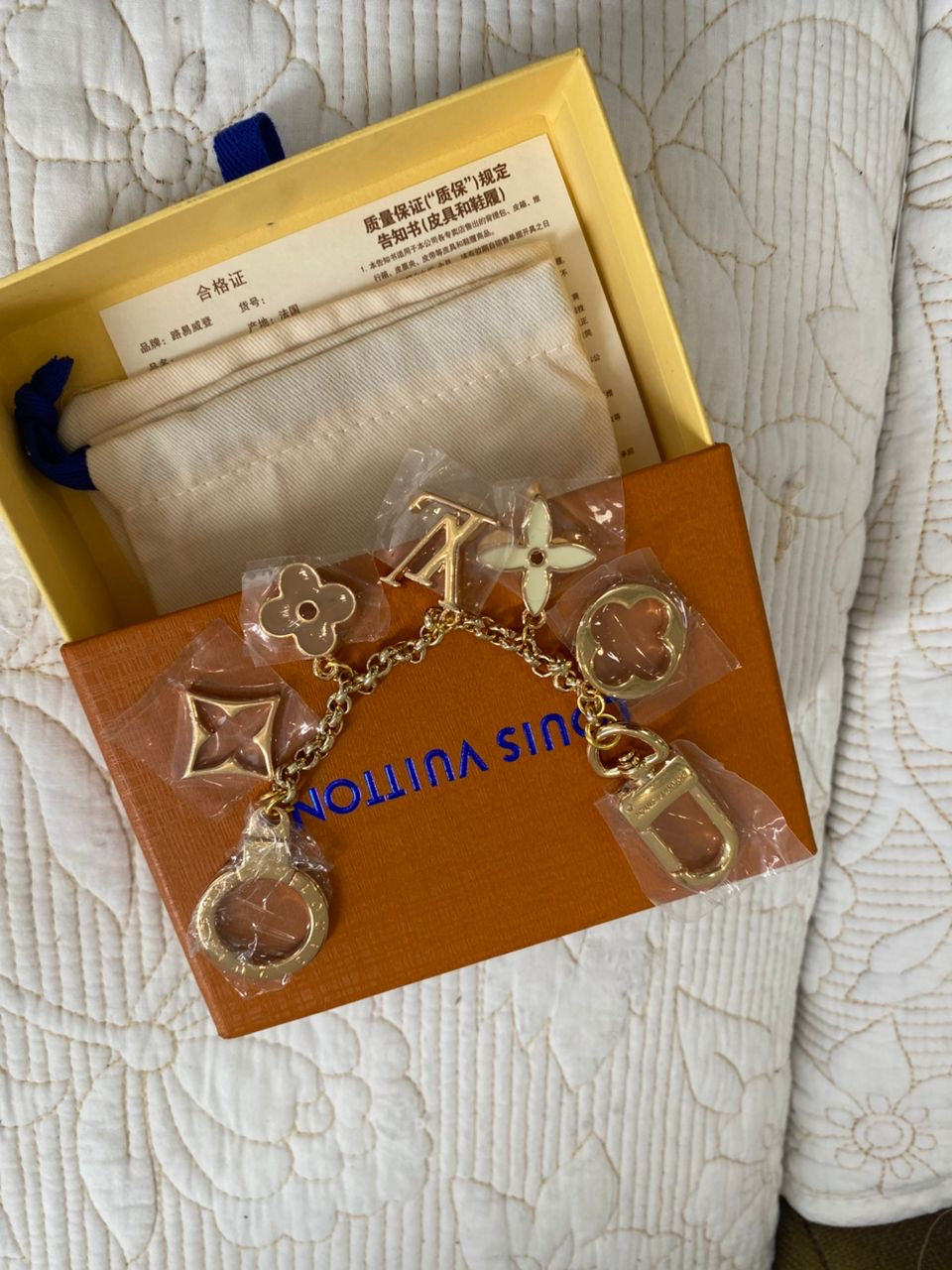 Charm para bolso floreciente