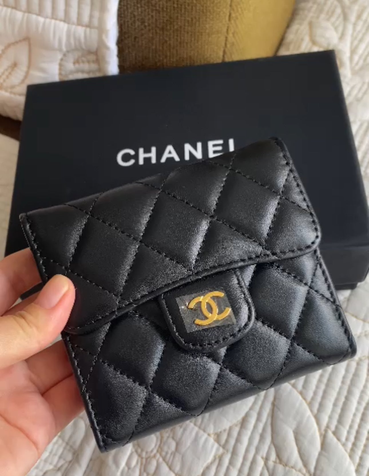 Portefeuille compact à rabat Coco en cuir d'agneau noir