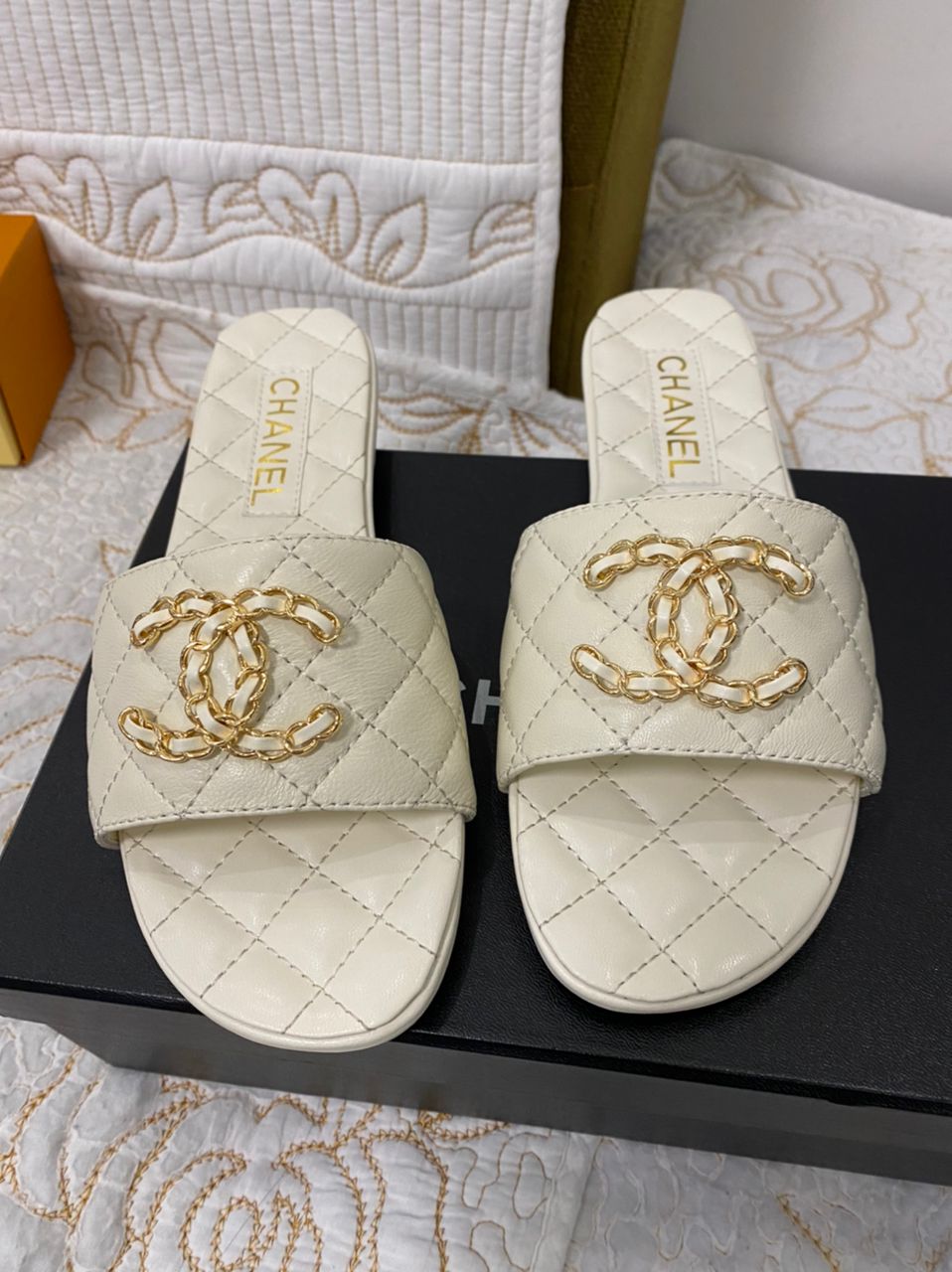 Chanclas Coco con cadena blanca