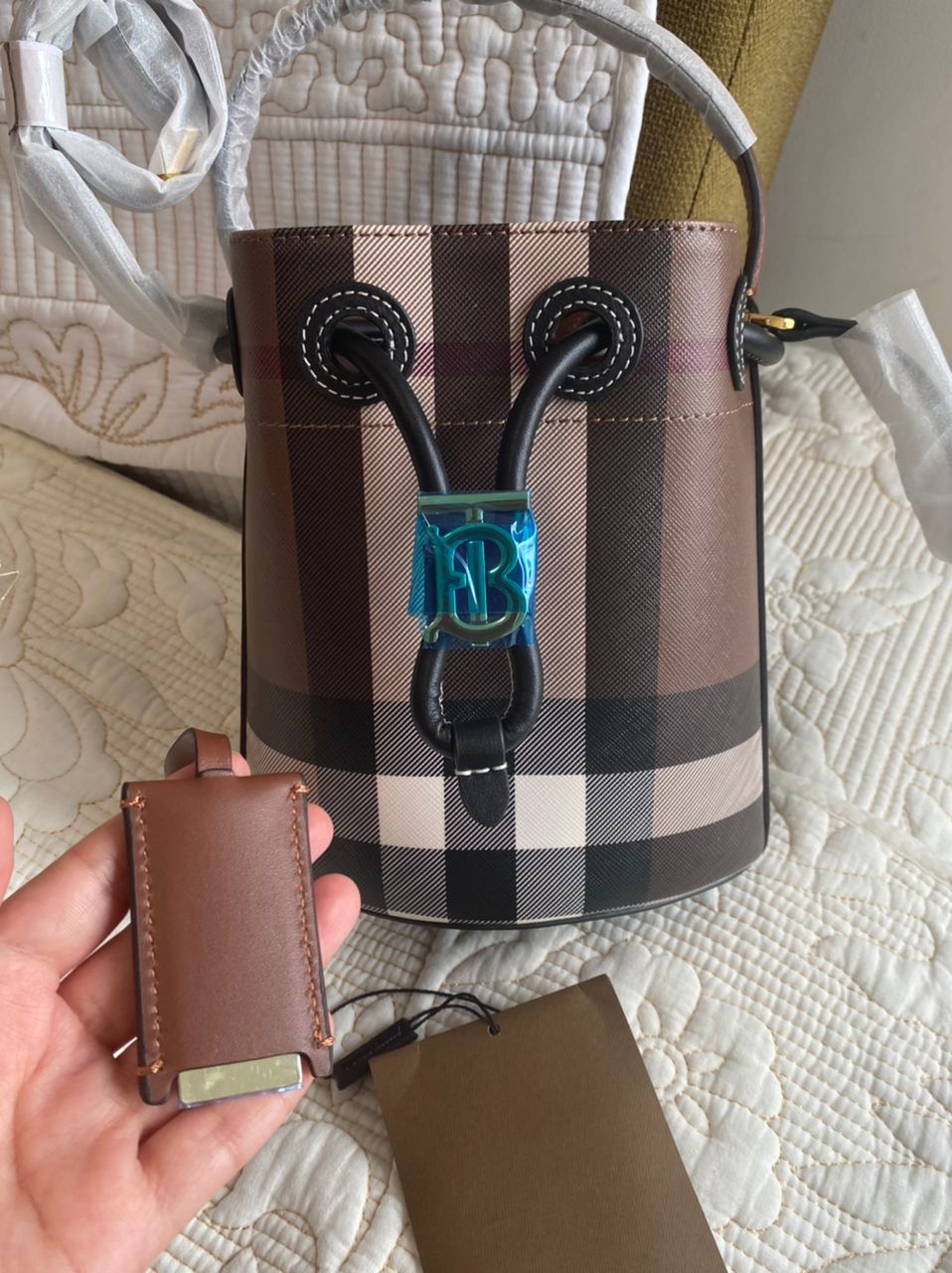 Sac seau à carreaux et cordon de serrage