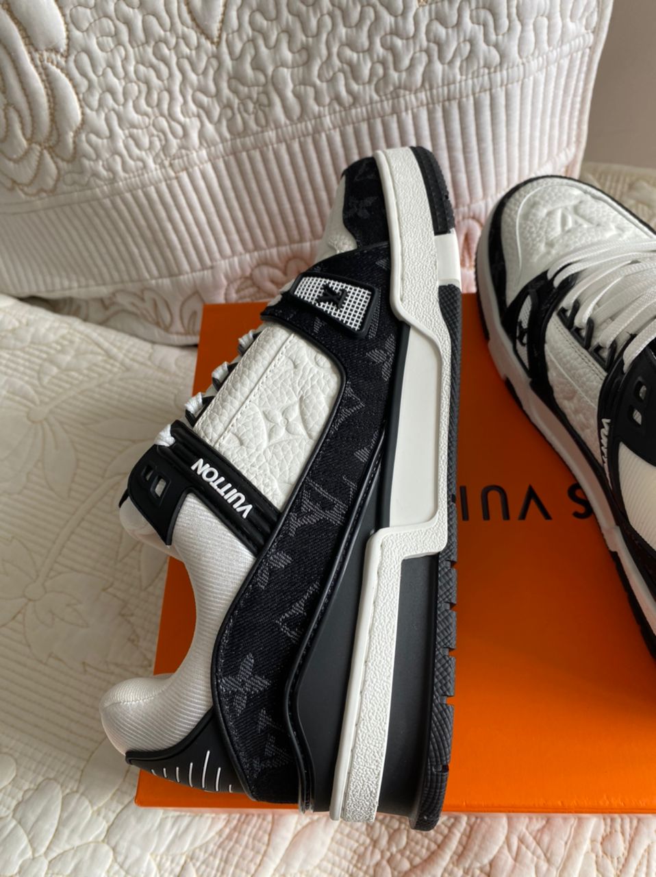 Zapatilla L/V Trainer en denim Monogram y piel de becerro granulada con Monogram grabado