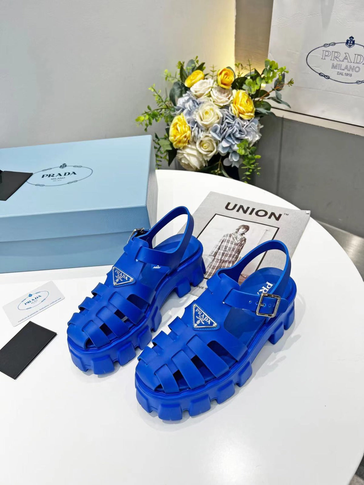 Sandale en caoutchouc bleu saphir