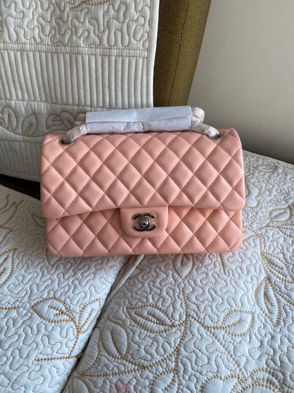 Petit sac à rabat en cuir d'agneau matelassé rose
