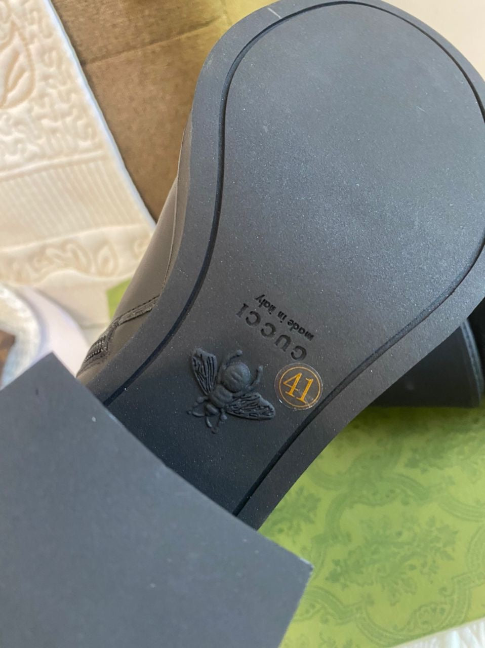 Botín con logo GG llamativo