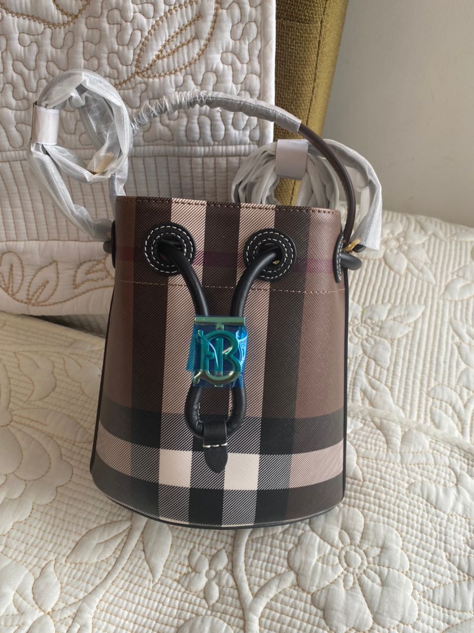 Sac seau à carreaux et cordon de serrage