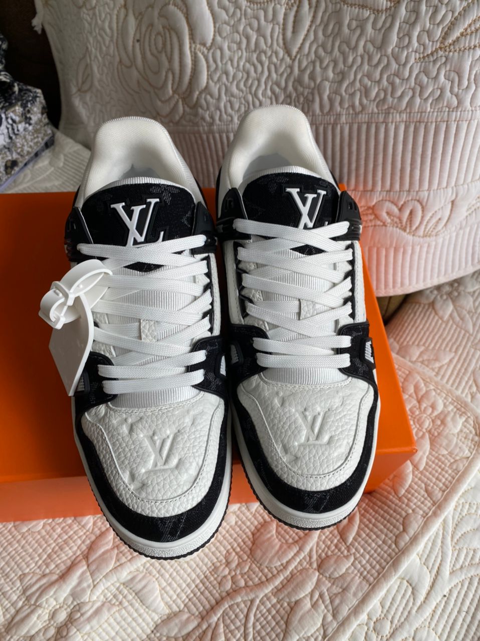 Zapatilla L/V Trainer en denim Monogram y piel de becerro granulada con Monogram grabado