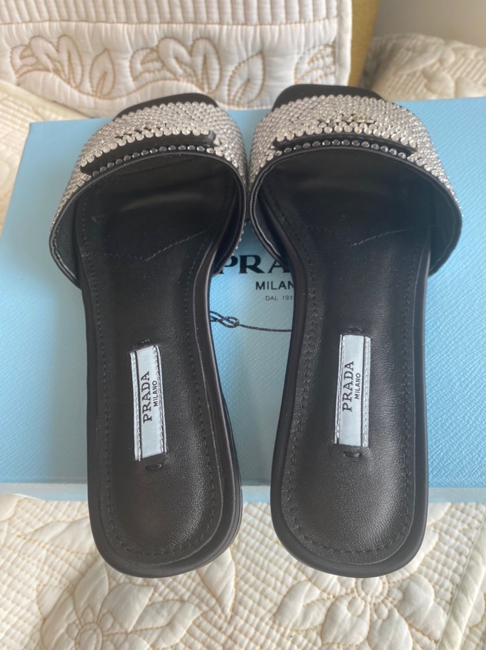 Sandales en satin avec cristaux