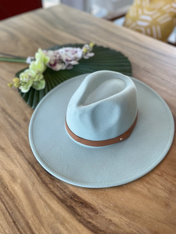 Sombrero panamá de ala ancha en fieltro vegano