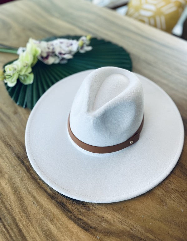 Sombrero panamá de ala ancha en fieltro vegano