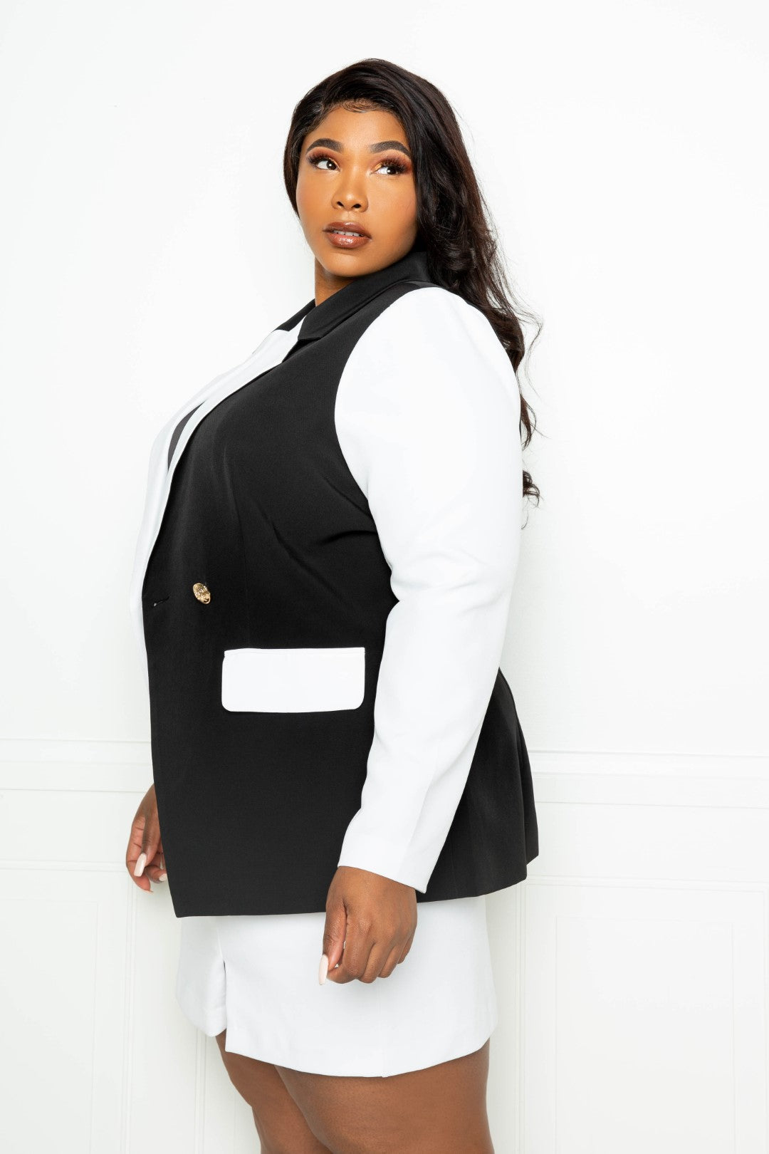 Blazer ajustado en contraste