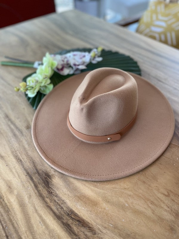 Sombrero panamá de ala ancha en fieltro vegano