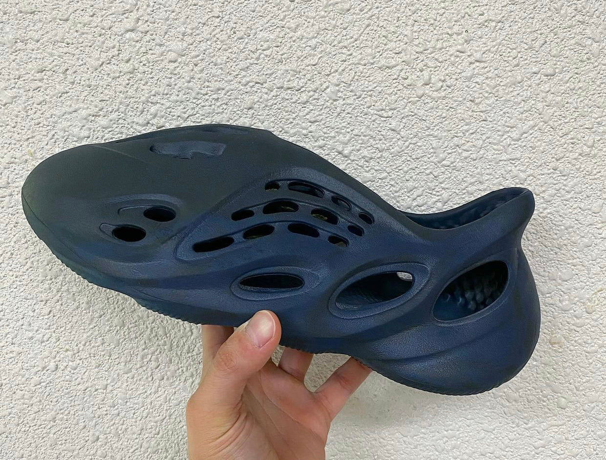 Corredor de espuma Yeezy azul mineral (negro)