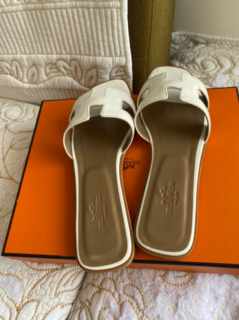 Kelly 20 Bag + White Oran Sandals Set