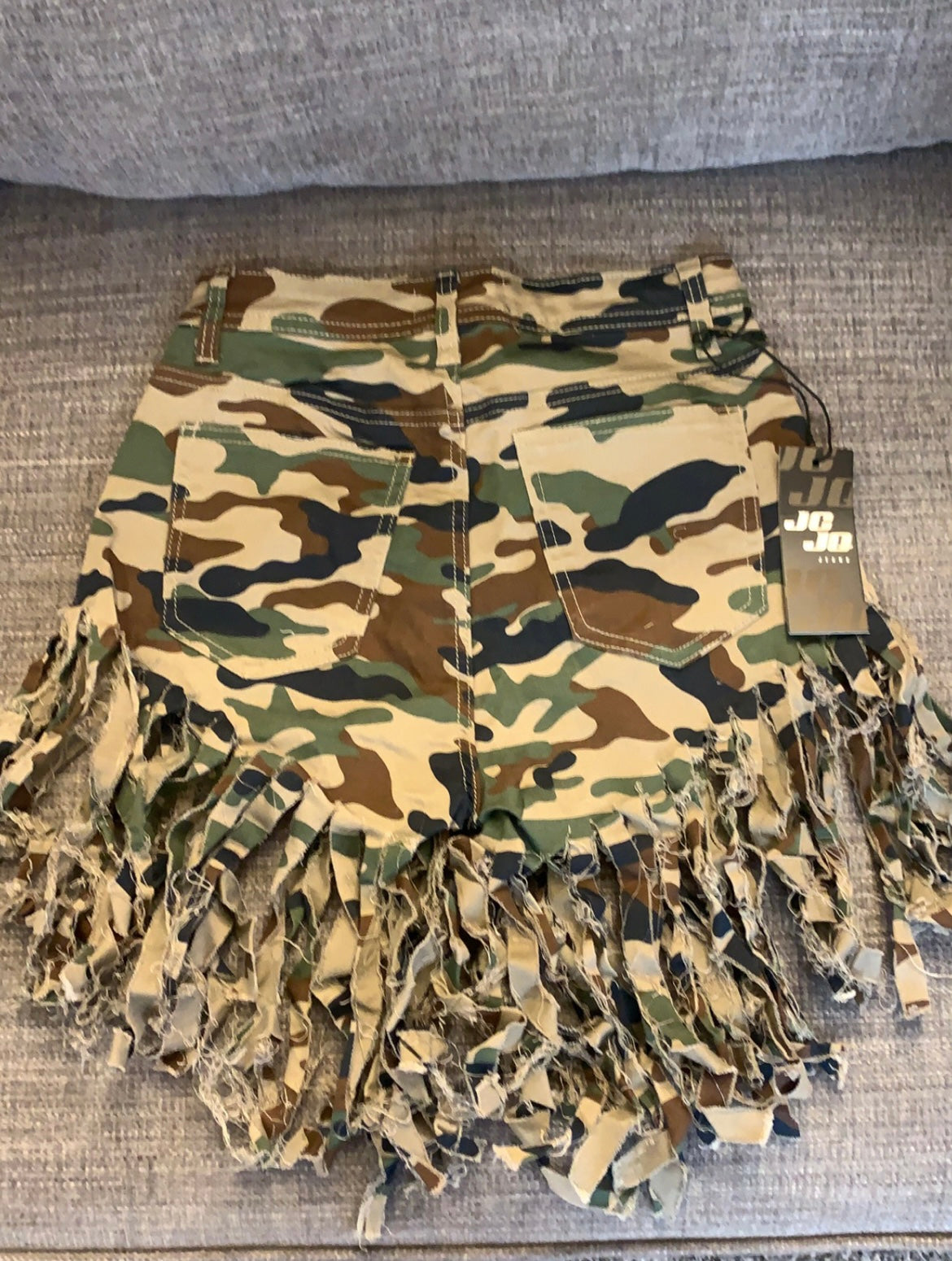 Short déchiqueté camouflage à franges