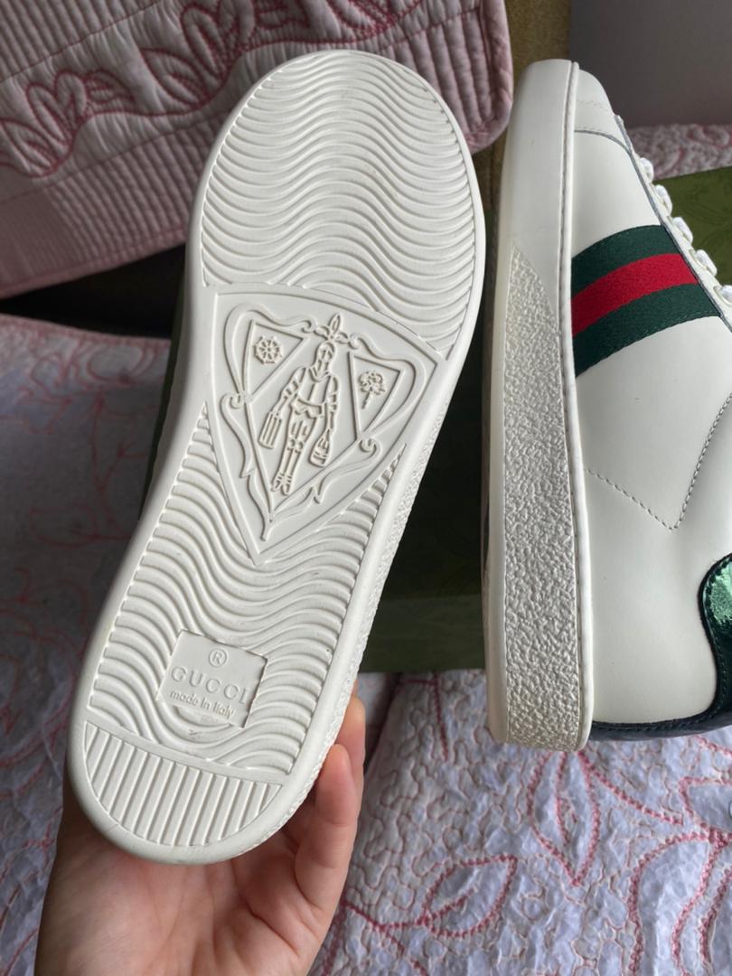 Zapatilla Ace con abeja