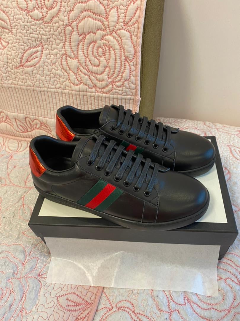 Zapatilla Ace de cuero negra