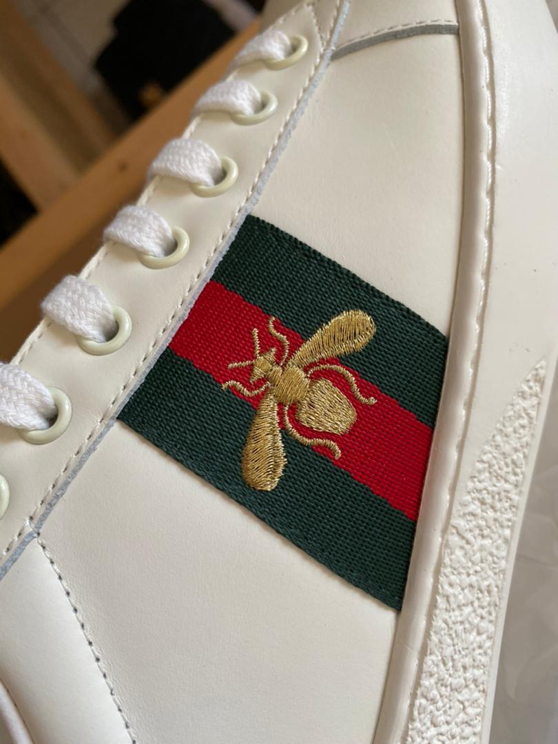 Zapatilla Ace con abeja