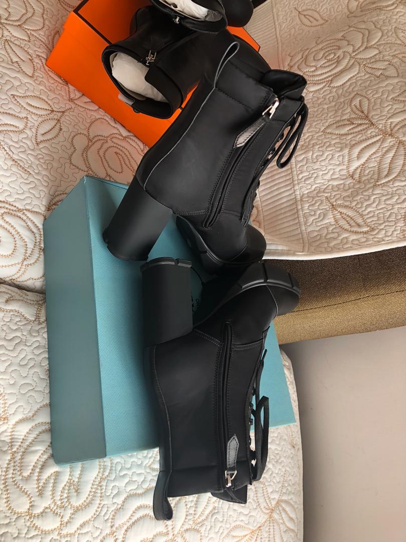 Botines de piel cepillada y nailon.