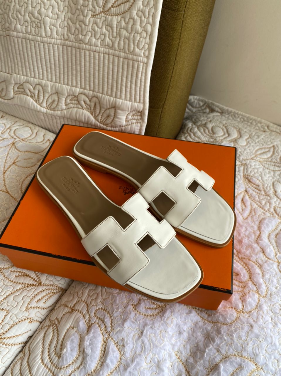 Kelly 20 Bag + White Oran Sandals Set