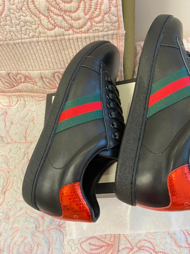 Zapatilla Ace de cuero negra