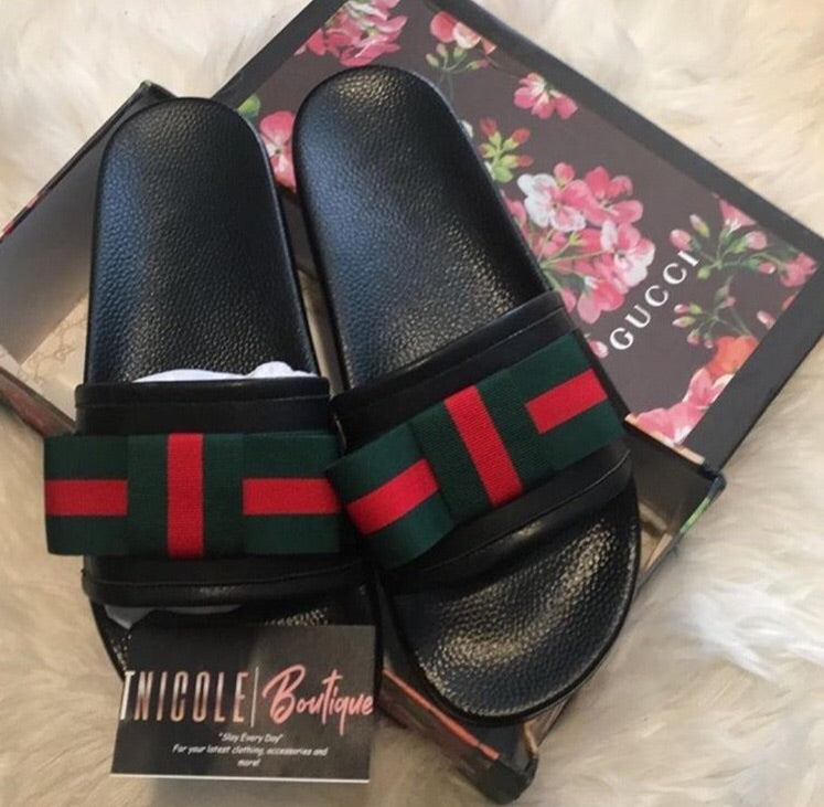 Claquettes à nœud rouge + vert