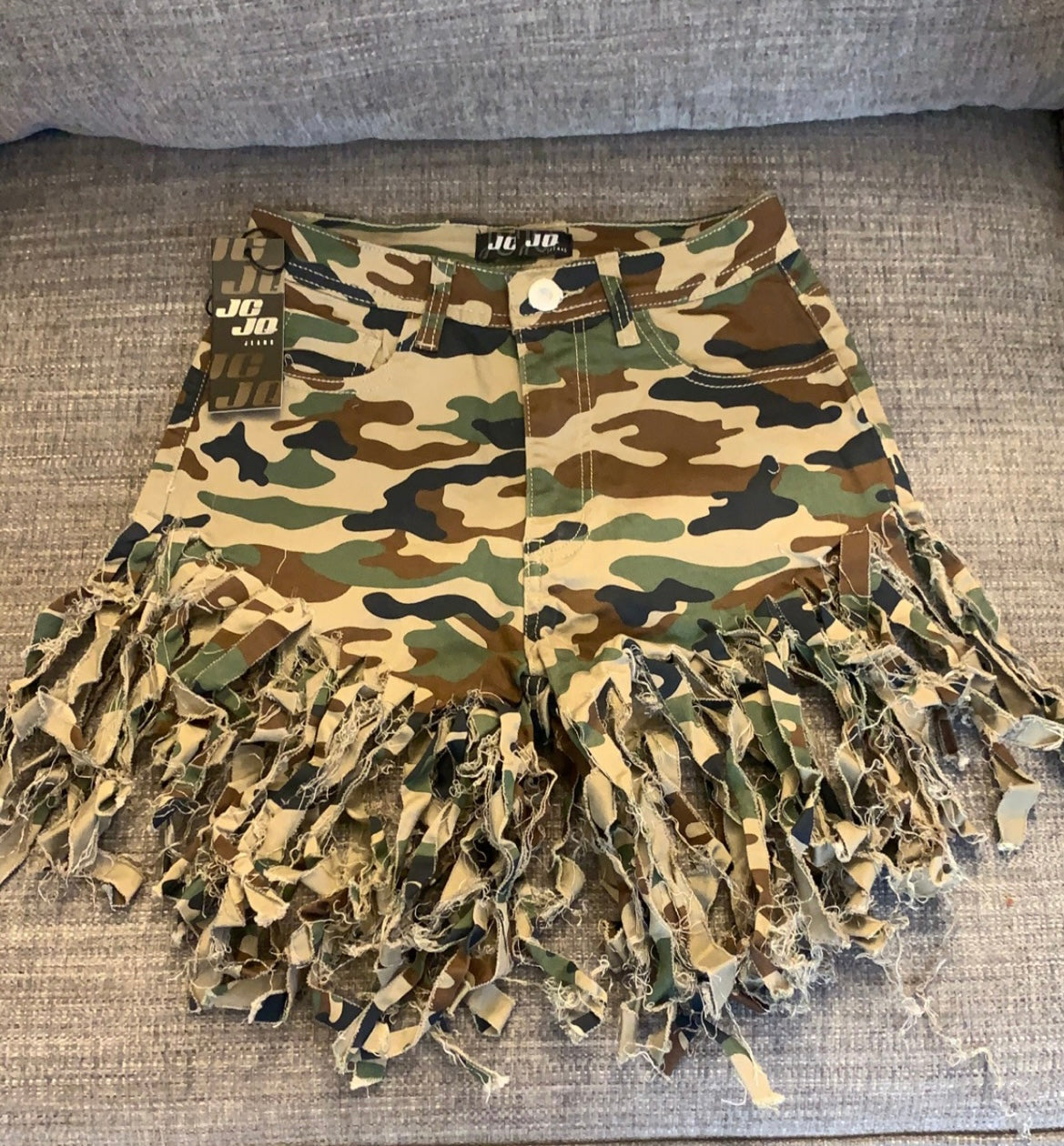 Short déchiqueté camouflage à franges
