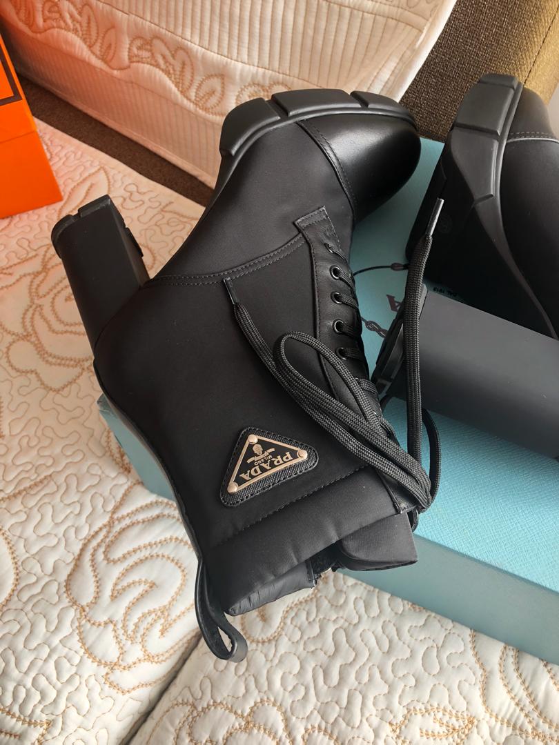 Botines de piel cepillada y nailon.