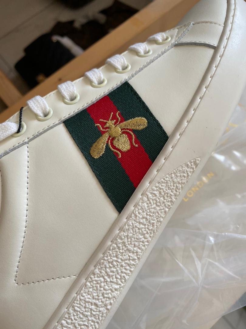 Zapatilla Ace con abeja