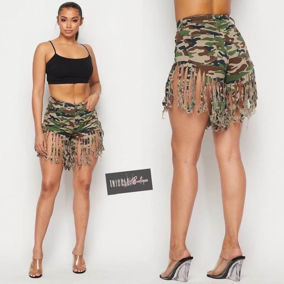 Short déchiqueté camouflage à franges