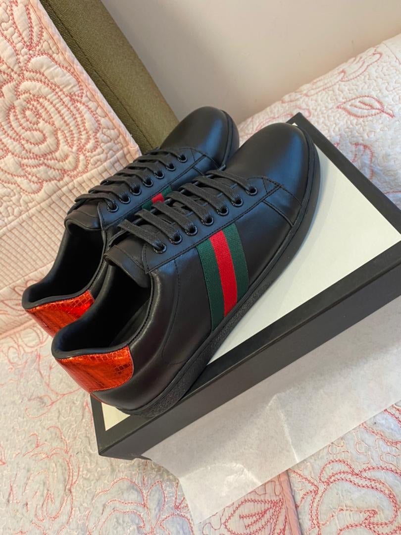 Zapatilla Ace de cuero negra