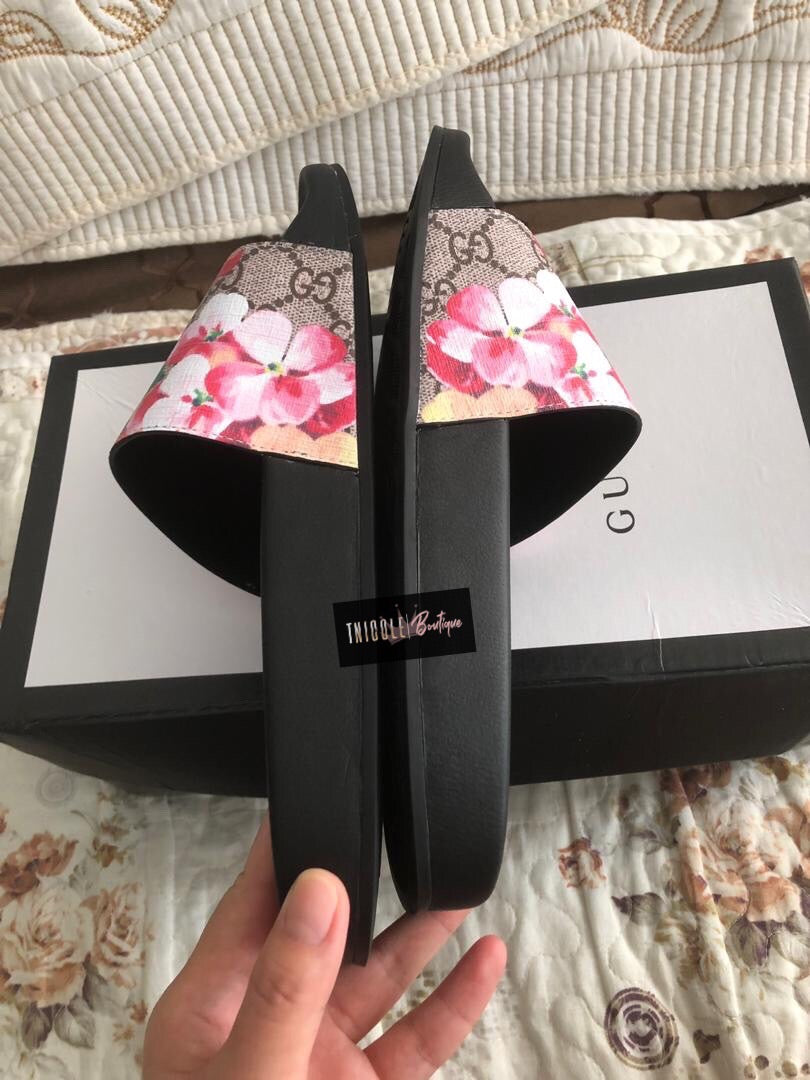 Claquettes à fleurs roses
